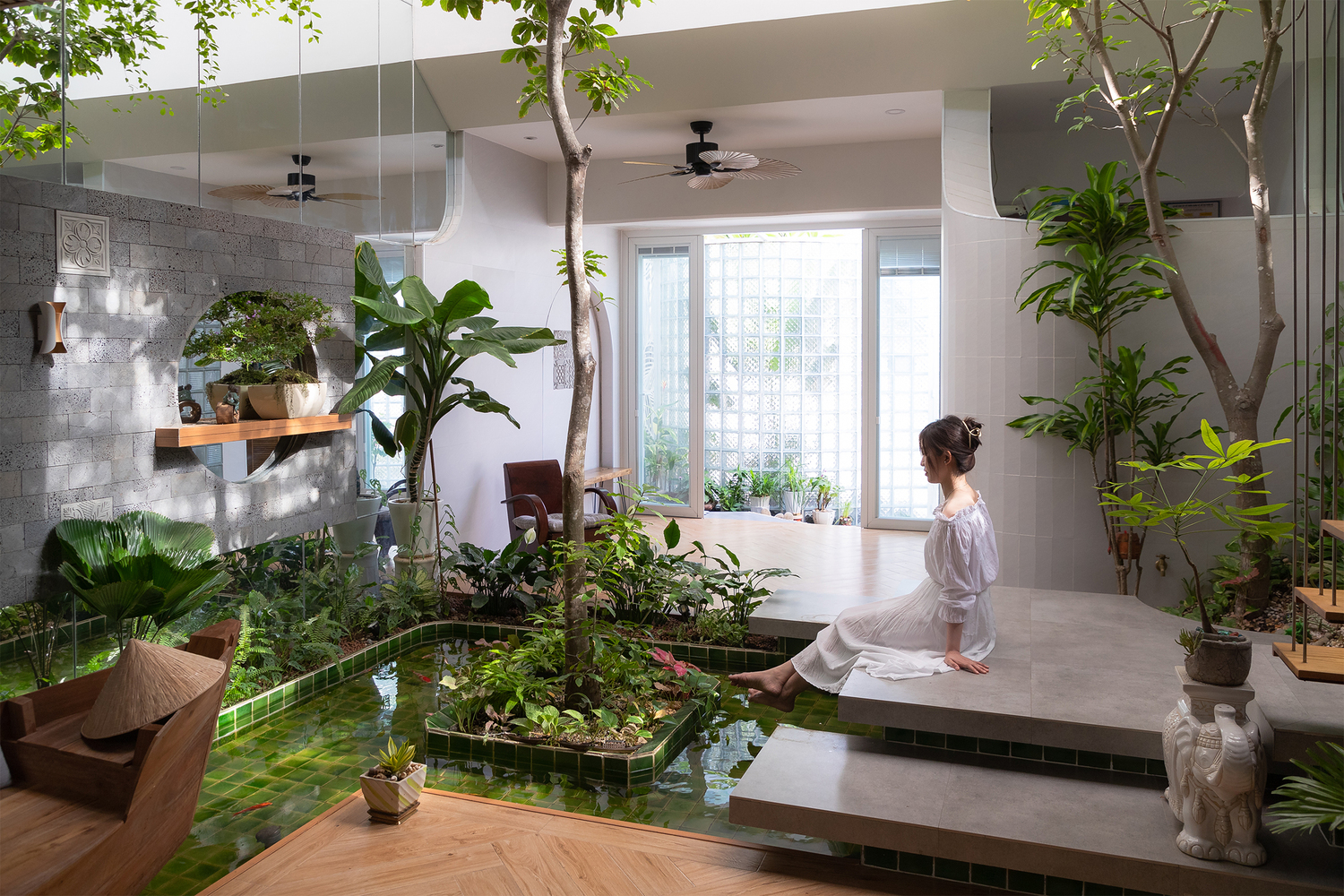 Biến hóa sân vườn nhà phố đẹp với ý tưởng hồ cá koi độc đáo